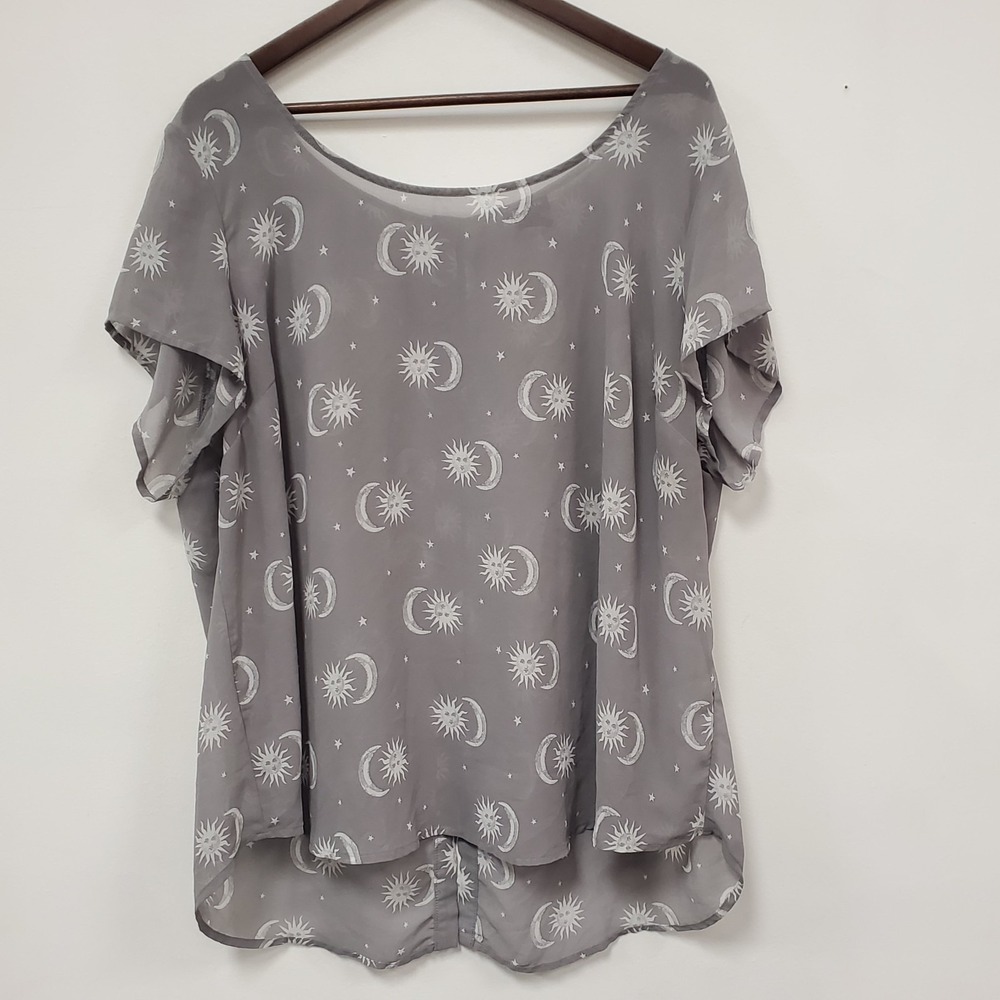 Torrid Womens Short Sleeve Scoop Neck Celestial Sun Moon Top Size 3X Gray Button